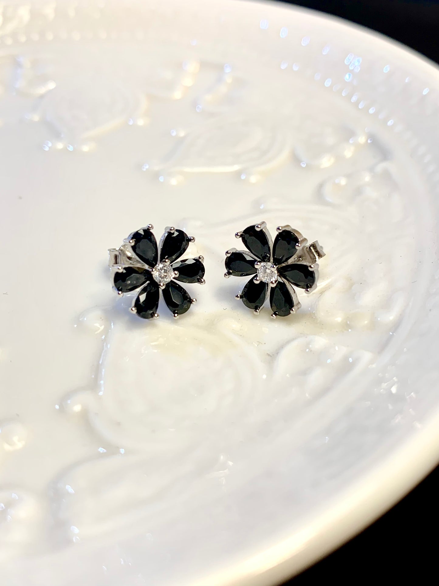 Arete Stud Flor Negra