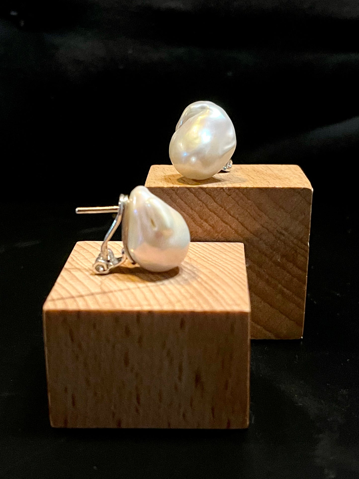 Arete Omega Perla Barroca Blanca