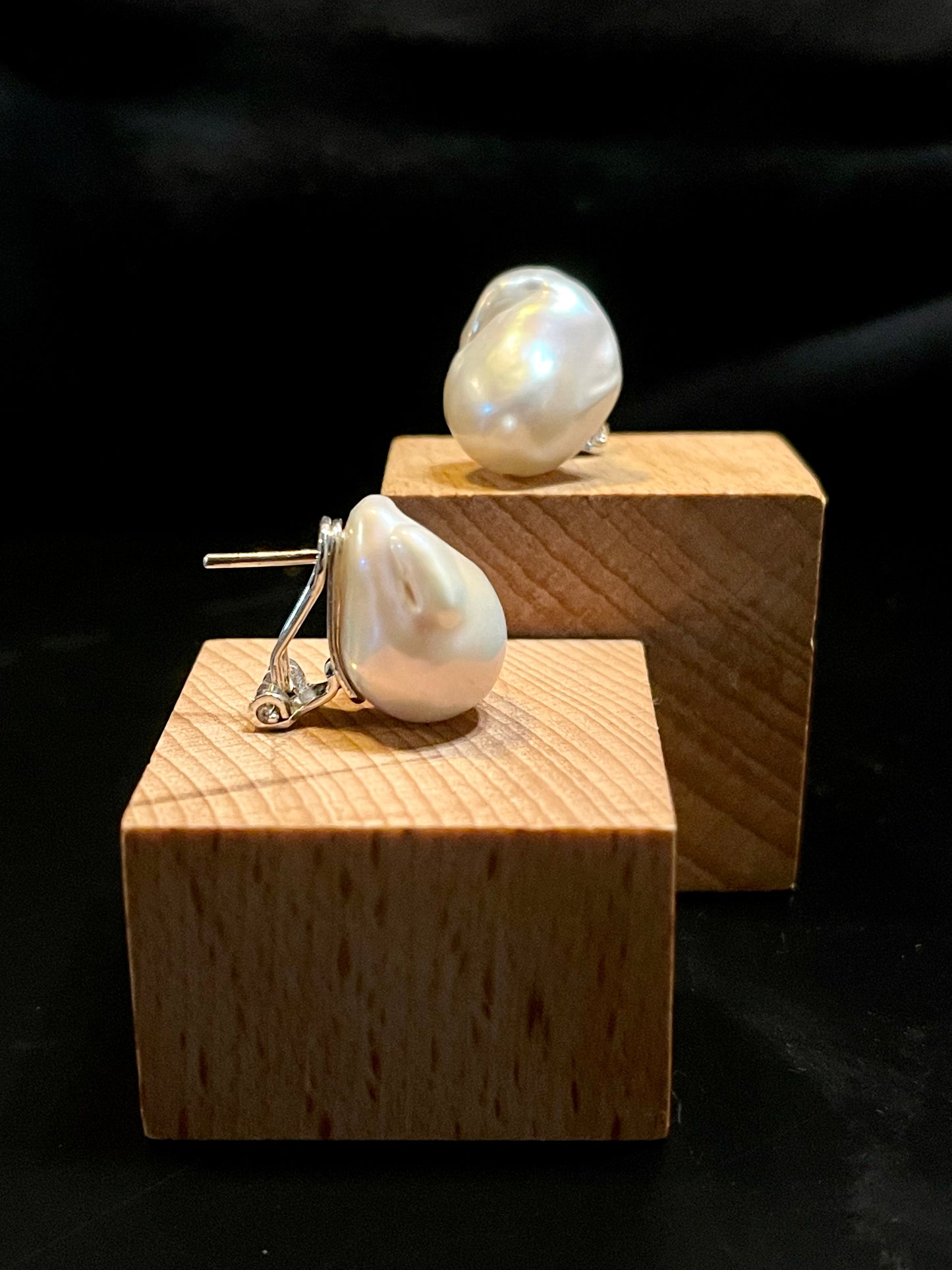 Arete Omega Perla Barroca Blanca